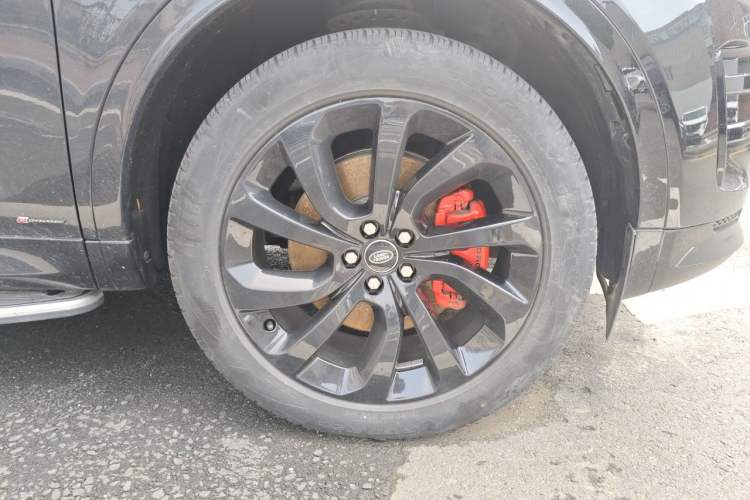 Used Land Rover Discovery Sport 2022 249 PS R-Dynamic SE Performance Tech Edition 5 Seats Right Front Wheel Hub