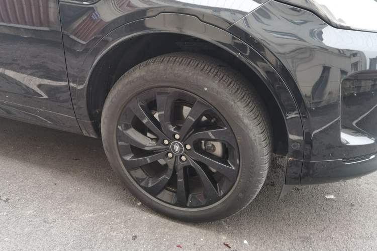 Used Land Rover Discovery Sport 2022 Revised Version 2 249 PS R-Dynamic SE Performance Tech Edition 5 Seats Right Front Wheel Hub