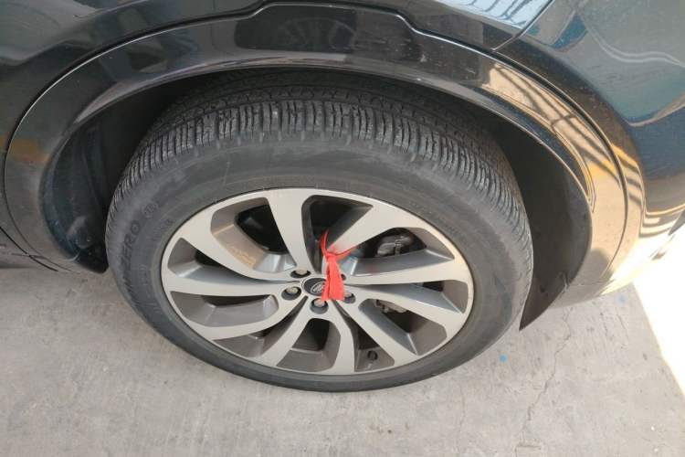 Used Land Rover Discovery Sport 2022 249 PS R-Dynamic S Performance Edition 5 Seats Right Front Wheel Hub