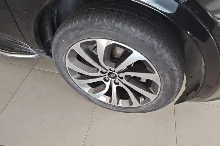 Used Land Rover Discovery Sport 2022 Revised Version 249 PS R-Dynamic S Performance Edition 5 Seats Right Front Wheel Hub