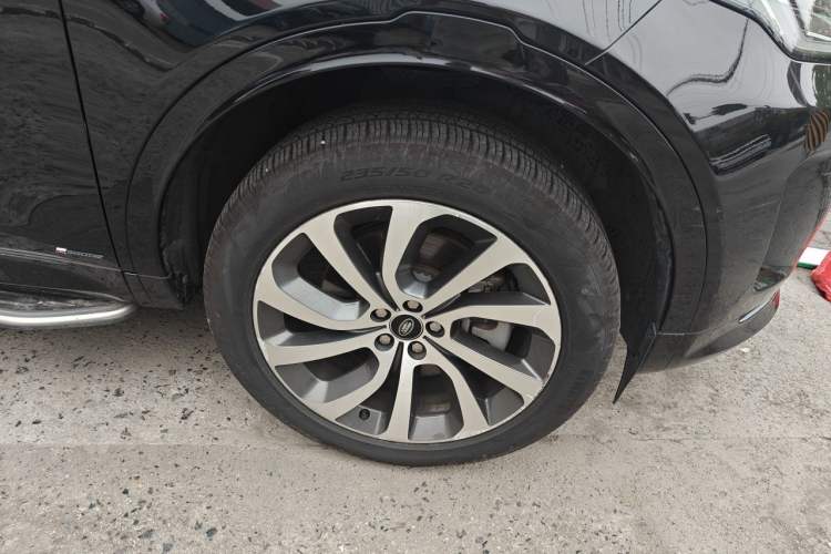 Used Land Rover Discovery Sport 2022 249 PS R-Dynamic S Performance Edition 5 Seats Right Front Wheel Hub