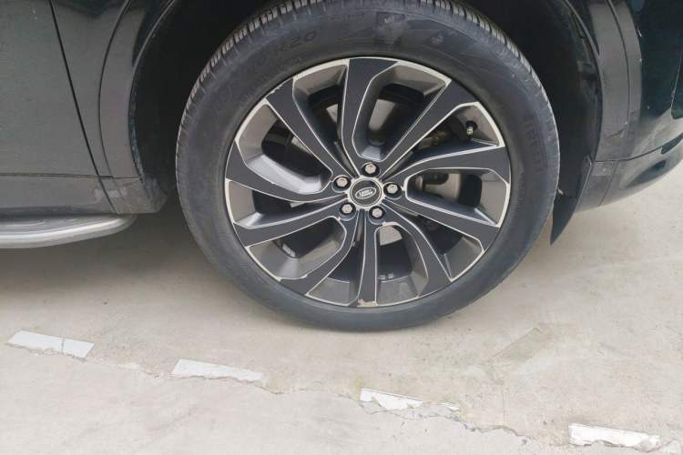 Used Land Rover Discovery Sport 2022 249 PS Metropolitan Edition 5 Seats Right Front Wheel Hub