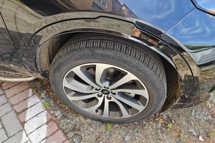 Used Land Rover Discovery Sport 2022 249 PS R-Dynamic S Performance Edition 5 Seats Right Front Wheel Hub