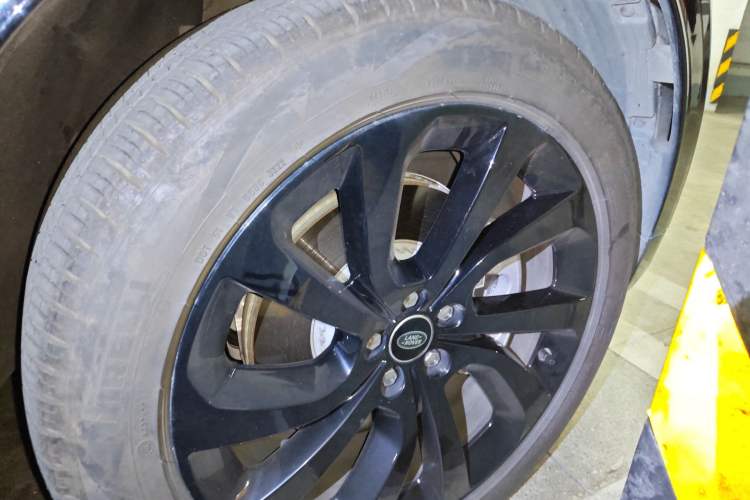 Used Land Rover Discovery Sport 2022 Revised Version 249 PS R-Dynamic S Performance Edition 5 Seats Right Front Wheel Hub