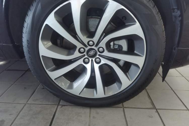 Used Land Rover Discovery Sport 2022 Revised Version 249 PS R-Dynamic S Performance Edition 5 Seats Right Front Wheel Hub