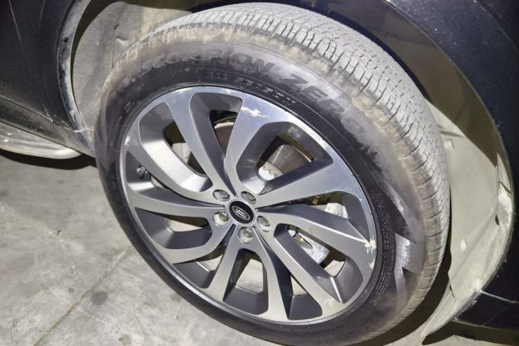 Used Land Rover Discovery Sport 2022 249 PS R-Dynamic SE Performance Tech Edition 5 Seats Right Front Wheel Hub