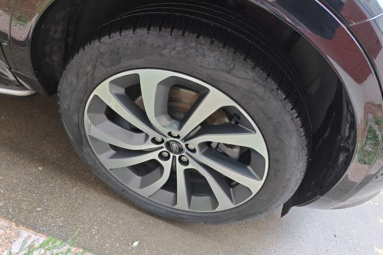 Used Land Rover Discovery Sport 2022 249 PS R-Dynamic S Performance Edition 5 Seats Right Front Wheel Hub
