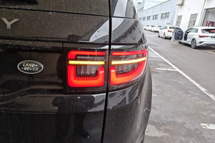 Used Land Rover Discovery Sport 2022 Revised Version 2 249 PS R-Dynamic SE Performance Tech Edition 5 Seats Right Rear Taillight