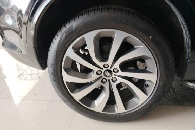 Used Land Rover Discovery Sport 2022 Revised Version 249 PS R-Dynamic S Performance Edition 5 Seats Right Rear Wheel Hub