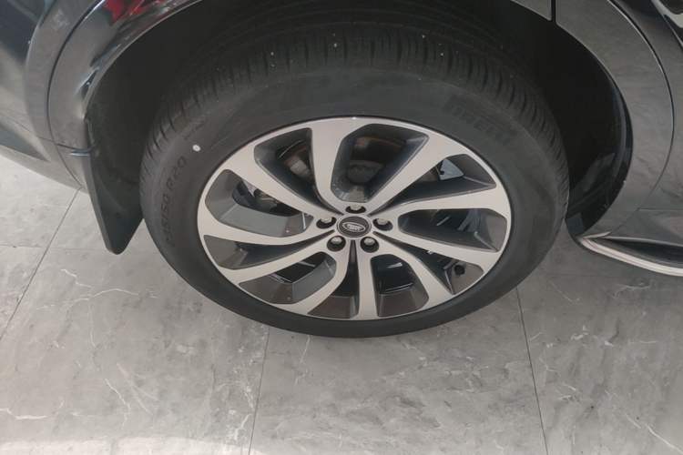 Used Land Rover Discovery Sport 2022 249 PS R-Dynamic S Performance Edition 5 Seats Right Rear Wheel Hub