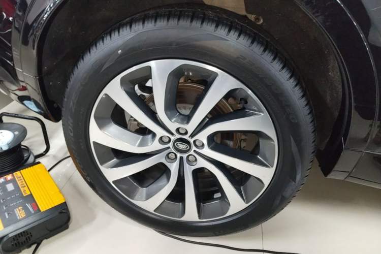 Used Land Rover Discovery Sport 2022 Revised Version 249 PS R-Dynamic S Performance Edition 5 Seats Right Rear Wheel Hub