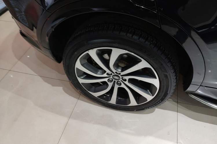 Used Land Rover Discovery Sport 2022 Revised Version 249 PS R-Dynamic S Performance Edition 5 Seats Right Rear Wheel Hub