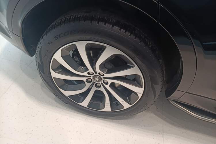 Used Land Rover Discovery Sport 2022 Revised Version 249 PS R-Dynamic S Performance Edition 5 Seats Right Rear Wheel Hub