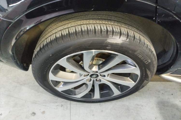 Used Land Rover Discovery Sport 2022 249 PS R-Dynamic S Performance Edition 5 Seats Right Rear Wheel Hub