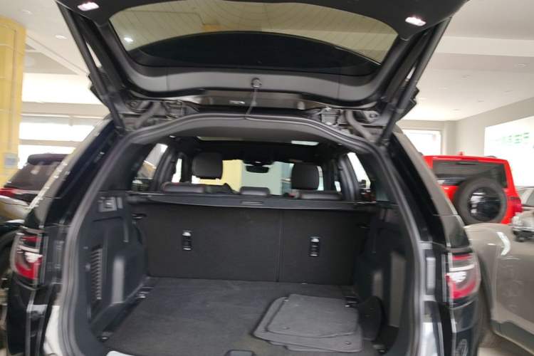 Used Land Rover Discovery Sport 2022 Revised Version 249 PS R-Dynamic S Performance Edition 5 Seats Trunk