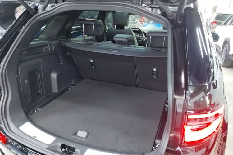 Used Land Rover Discovery Sport 2022 Revised Version 249 PS R-Dynamic S Performance Edition 5 Seats Trunk