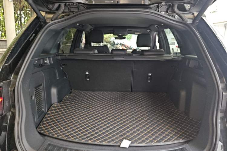Used Land Rover Discovery Sport 2022 Revised Version 2 249 PS R-Dynamic SE Performance Tech Edition 5 Seats Trunk