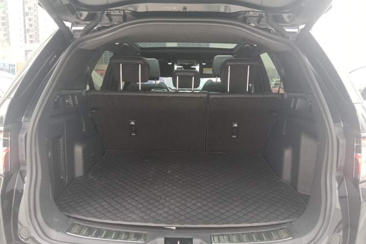 Used Land Rover Discovery Sport 2022 249 PS Metropolitan Edition 5 Seats Trunk