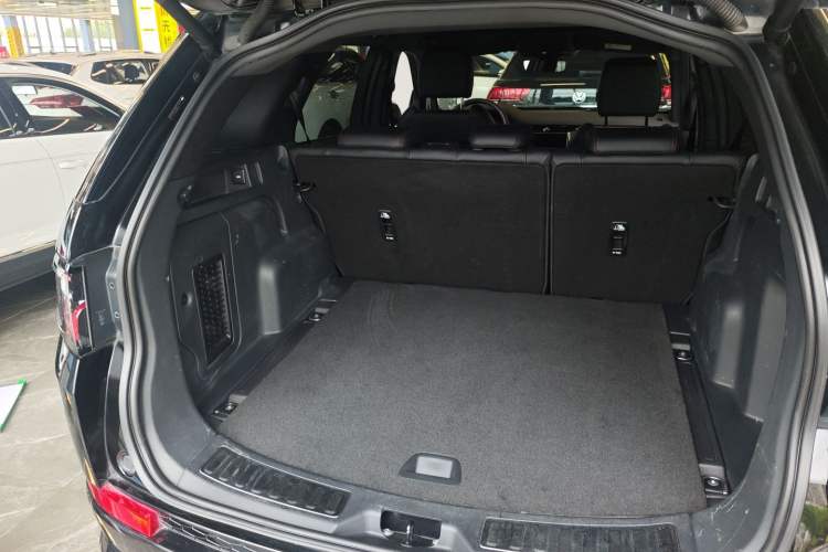 Used Land Rover Discovery Sport 2022 Revised Version 249 PS R-Dynamic S Performance Edition 5 Seats Trunk