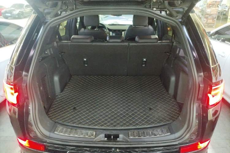 Used Land Rover Discovery Sport 2022 249 PS R-Dynamic S Performance Edition 5 Seats Trunk