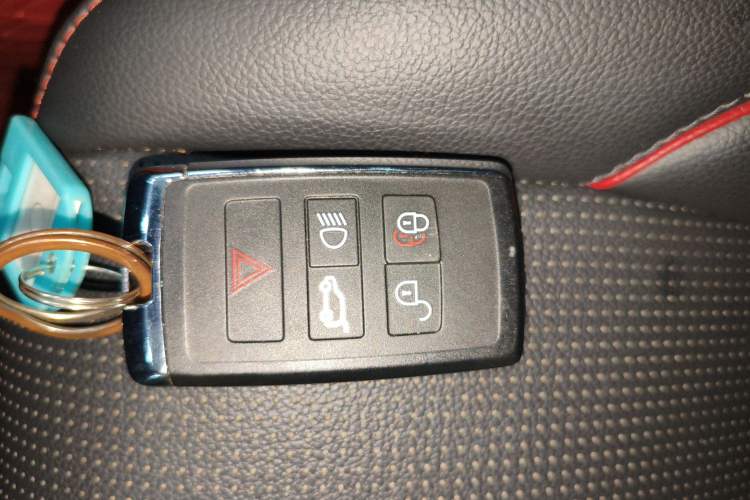 Used Land Rover Discovery Sport 2022 249 PS Metropolitan Edition 5 Seats Vehicle Key