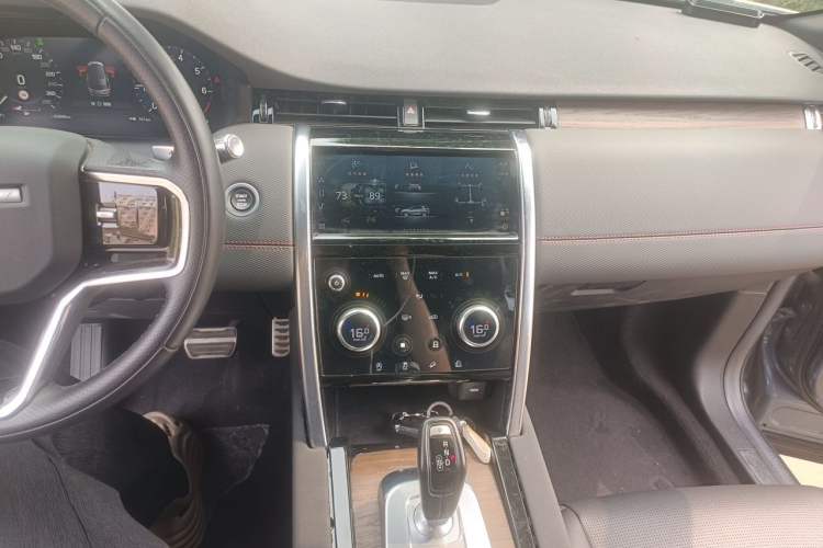 Used Land Rover Discovery Sport 2022 Revised Version 249 PS R-Dynamic S Performance Edition 5 Seats Audio And AC Panel