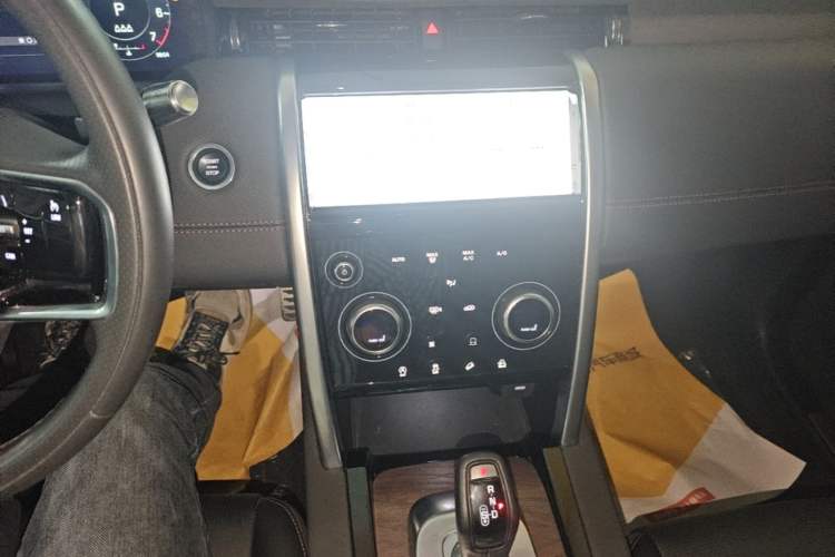 Used Land Rover Discovery Sport 2022 249 PS R-Dynamic S Performance Edition 5 Seats Audio And AC Panel