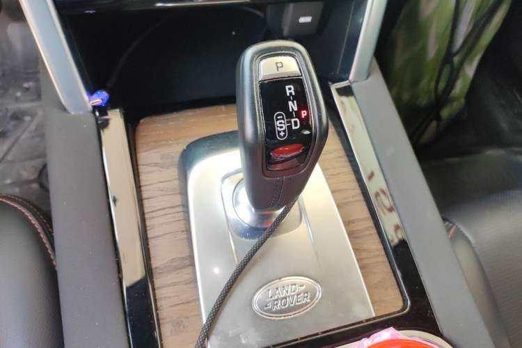 Used Land Rover Discovery Sport 2022 249 PS R-Dynamic S Performance Edition 5 Seats Gear Lever