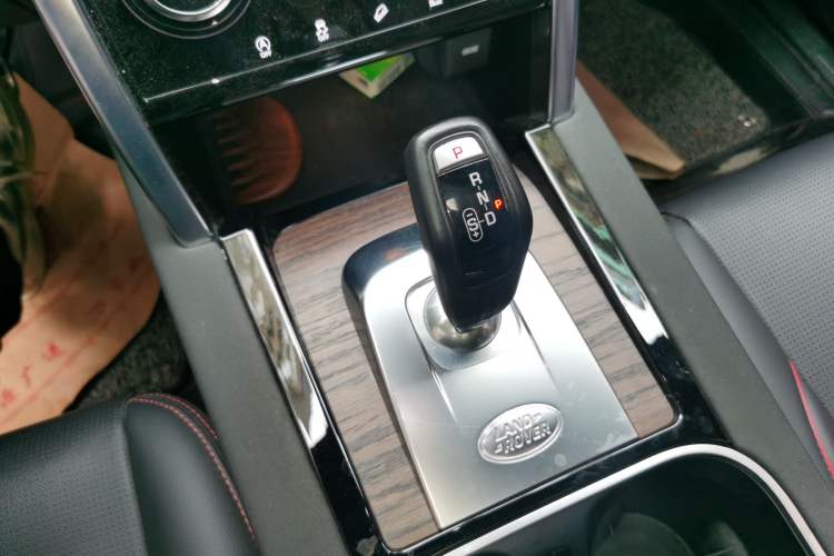 Used Land Rover Discovery Sport 2022 249 PS R-Dynamic S Performance Edition 5 Seats Gear Lever