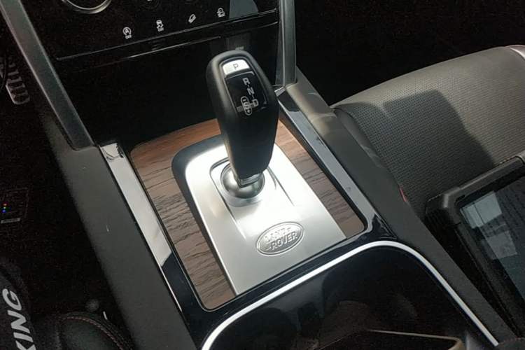 Used Land Rover Discovery Sport 2022 249 PS R-Dynamic SE Performance Tech Edition 5 Seats Gear Lever