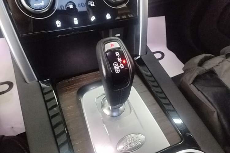 Used Land Rover Discovery Sport 2022 249 PS R-Dynamic SE Performance Tech Edition 5 Seats Gear Lever