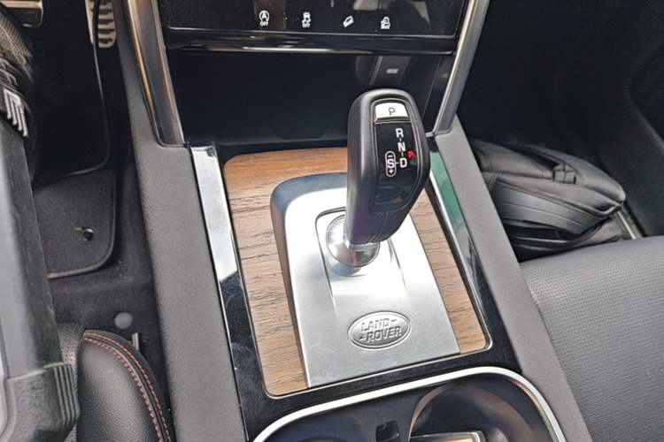 Used Land Rover Discovery Sport 2022 Restyled 249 PS R-Dynamic SE Performance Tech Edition 5 Seats Gear Lever
