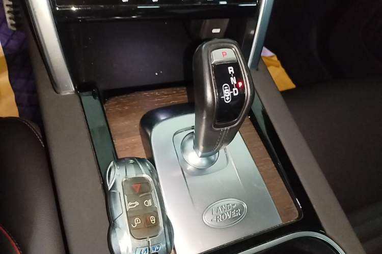 Used Land Rover Discovery Sport 2022 249 PS R-Dynamic S Performance Edition 5 Seats Gear Lever