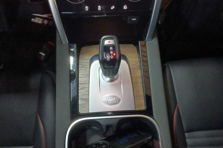 Used Land Rover Discovery Sport 2022 249 PS R-Dynamic SE Performance Tech Edition 5 Seats Gear Lever
