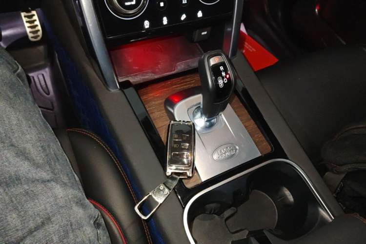 Used Land Rover Discovery Sport 2022 249 PS R-Dynamic SE Performance Tech Edition 5 Seats Gear Lever