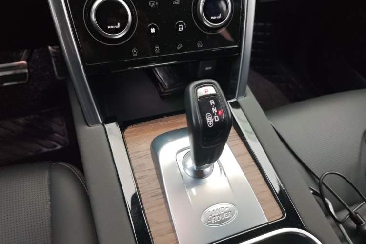 Used Land Rover Discovery Sport 2022 249 PS R-Dynamic SE Performance Tech Edition 5 Seats Gear Lever
