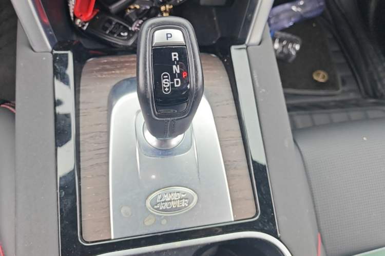 Used Land Rover Discovery Sport 2022 249 PS R-Dynamic SE Performance Tech Edition 5 Seats Gear Lever