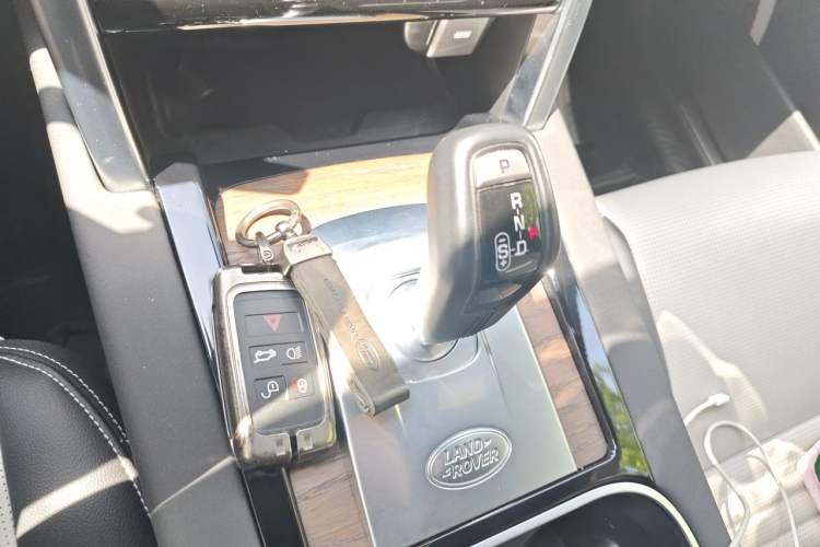 Used Land Rover Discovery Sport 2022 Restyled 249 PS R-Dynamic SE Performance Tech Edition 5 Seats Gear Lever