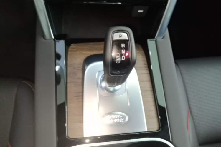 Used Land Rover Discovery Sport 2022 249 PS R-Dynamic SE Performance Tech Edition 5 Seats Gear Lever