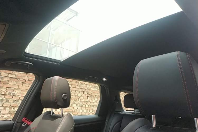 Used Land Rover Discovery Sport 2022 249 PS R-Dynamic SE Performance Tech Edition 5 Seats Headliner