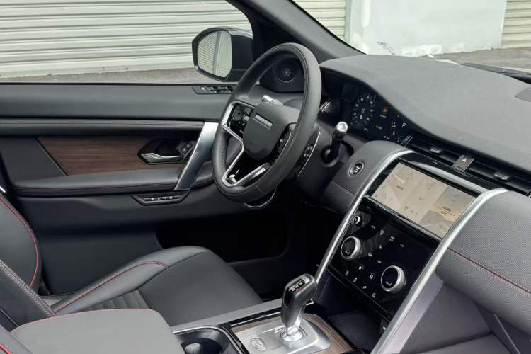 Used Land Rover Discovery Sport 2022 249 PS R-Dynamic SE Performance Tech Edition 5 Seats Interior 10