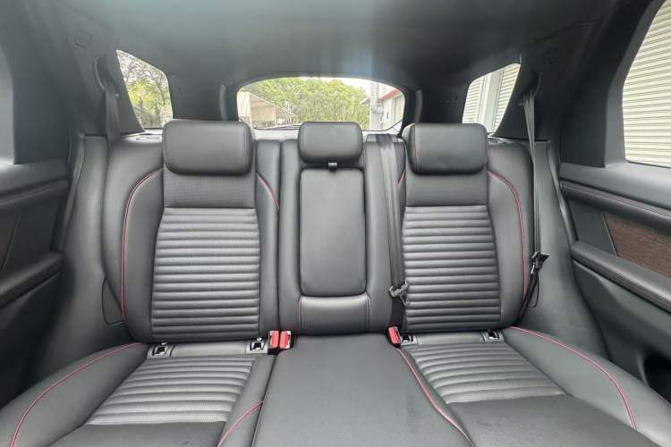 Used Land Rover Discovery Sport 2022 249 PS R-Dynamic SE Performance Tech Edition 5 Seats Interior 11