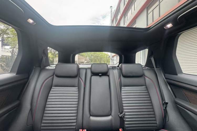 Used Land Rover Discovery Sport 2022 249 PS R-Dynamic SE Performance Tech Edition 5 Seats Interior 12