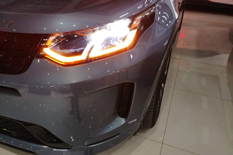 Used Land Rover Discovery Sport 2022 249 PS R-Dynamic SE Performance Tech Edition 5 Seats Left Front Headlight