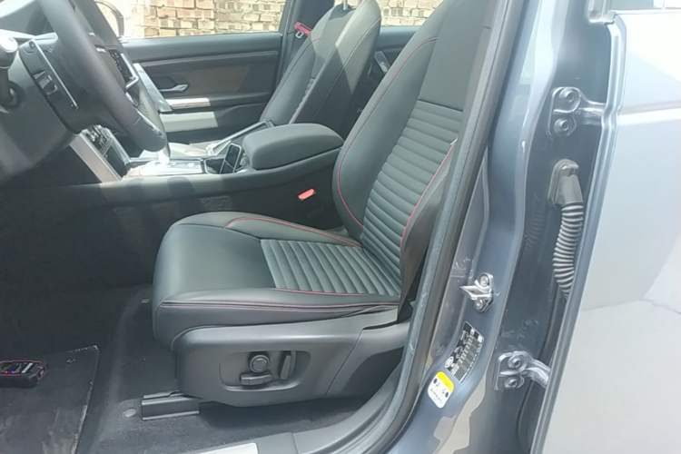 Used Land Rover Discovery Sport 2022 249 PS R-Dynamic SE Performance Tech Edition 5 Seats Left Front Seat