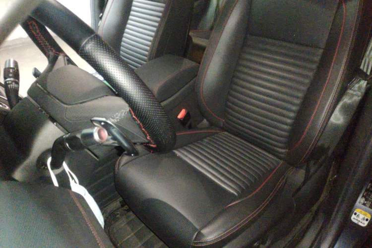 Used Land Rover Discovery Sport 2022 Restyled 249 PS R-Dynamic SE Performance Tech Edition 5 Seats Left Front Seat
