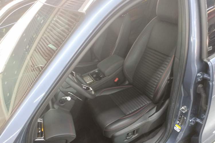 Used Land Rover Discovery Sport 2022 249 PS R-Dynamic SE Performance Tech Edition 5 Seats Left Front Seat