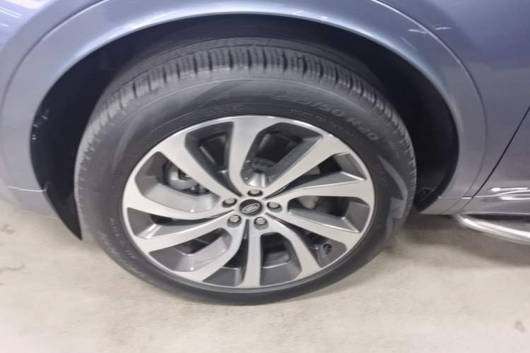 Used Land Rover Discovery Sport 2022 249 PS R-Dynamic S Performance Edition 5 Seats Left Front Wheel Hub
