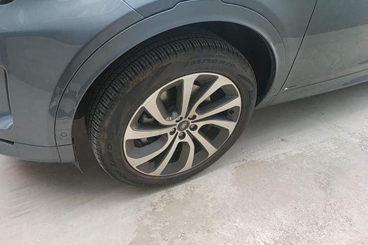 Used Land Rover Discovery Sport 2022 249 PS R-Dynamic SE Performance Tech Edition 5 Seats Left Front Wheel Hub