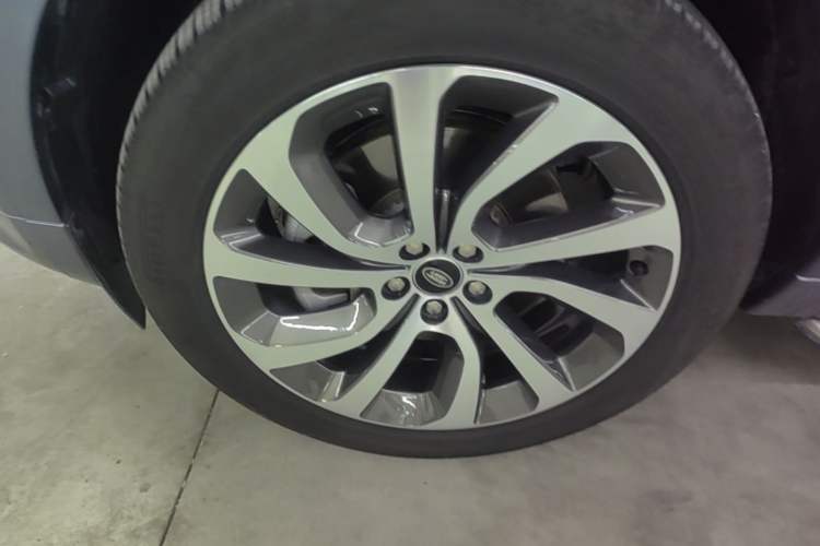 Used Land Rover Discovery Sport 2022 249 PS R-Dynamic S Performance Edition 5 Seats Left Front Wheel Hub